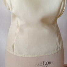 Laden Sie das Bild in den Galerie-Viewer, 1950s - ST. MICHAEL, UK - Gorgeous Vanilla Blouse - W35 (90cm)
