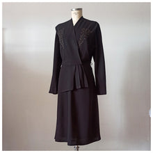 Laden Sie das Bild in den Galerie-Viewer, 1940s - Elegant Embroidery Black Crepe Dress - W34 (86cm)
