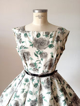 Cargar imagen en el visor de la galería, 1950s - CHIC PARIS, France - Spectacular Roseprint Dress - W28.5 (72cm)
