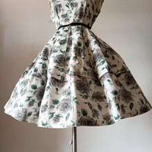 Cargar imagen en el visor de la galería, 1950s - CHIC PARIS, France - Spectacular Roseprint Dress - W28.5 (72cm)
