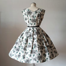 Cargar imagen en el visor de la galería, 1950s - CHIC PARIS, France - Spectacular Roseprint Dress - W28.5 (72cm)
