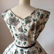 Cargar imagen en el visor de la galería, 1950s - CHIC PARIS, France - Spectacular Roseprint Dress - W28.5 (72cm)
