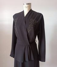 Laden Sie das Bild in den Galerie-Viewer, 1940s - Elegant Embroidery Black Crepe Dress - W34 (86cm)
