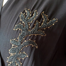 Laden Sie das Bild in den Galerie-Viewer, 1940s - Elegant Embroidery Black Crepe Dress - W34 (86cm)
