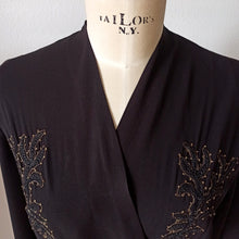 Laden Sie das Bild in den Galerie-Viewer, 1940s - Elegant Embroidery Black Crepe Dress - W34 (86cm)
