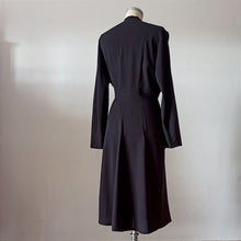 Laden Sie das Bild in den Galerie-Viewer, 1940s - Elegant Embroidery Black Crepe Dress - W34 (86cm)
