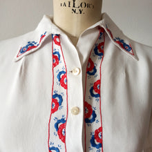 Laden Sie das Bild in den Galerie-Viewer, 1930s 1940s - Adorable Embroidery Rayon Blouse - W31.5 (80cm)
