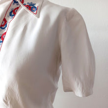 Charger l&#39;image dans la galerie, 1930s 1940s - Adorable Embroidery Rayon Blouse - W31.5 (80cm)
