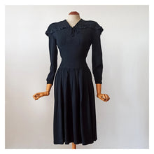 Laden Sie das Bild in den Galerie-Viewer, 1930s 1940s - Superb Black Textured Rayon Dress - W30 (76cm)
