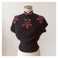 Charger l&#39;image dans la galerie, 1940s - Stunning Hand Embroidered Linen Blouse - W30 (76cm)
