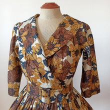 Cargar imagen en el visor de la galería, 1950s - Stunning Floral Silk Couture Dress - W25 (64cm)
