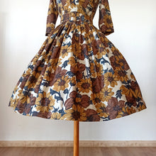 Cargar imagen en el visor de la galería, 1950s - Stunning Floral Silk Couture Dress - W25 (64cm)
