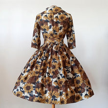 Cargar imagen en el visor de la galería, 1950s - Stunning Floral Silk Couture Dress - W25 (64cm)
