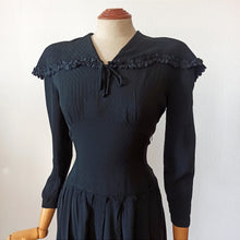 Laden Sie das Bild in den Galerie-Viewer, 1930s 1940s - Superb Black Textured Rayon Dress - W30 (76cm)
