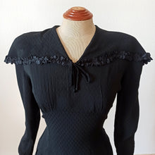 Laden Sie das Bild in den Galerie-Viewer, 1930s 1940s - Superb Black Textured Rayon Dress - W30 (76cm)
