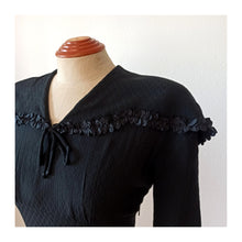 Laden Sie das Bild in den Galerie-Viewer, 1930s 1940s - Superb Black Textured Rayon Dress - W30 (76cm)
