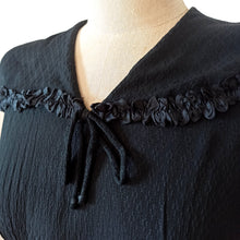 Laden Sie das Bild in den Galerie-Viewer, 1930s 1940s - Superb Black Textured Rayon Dress - W30 (76cm)
