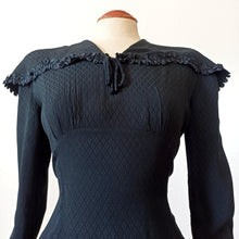 Laden Sie das Bild in den Galerie-Viewer, 1930s 1940s - Superb Black Textured Rayon Dress - W30 (76cm)
