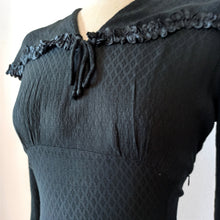 Laden Sie das Bild in den Galerie-Viewer, 1930s 1940s - Superb Black Textured Rayon Dress - W30 (76cm)
