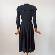 Laden Sie das Bild in den Galerie-Viewer, 1930s 1940s - Superb Black Textured Rayon Dress - W30 (76cm)
