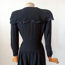 Laden Sie das Bild in den Galerie-Viewer, 1930s 1940s - Superb Black Textured Rayon Dress - W30 (76cm)
