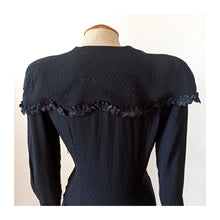 Laden Sie das Bild in den Galerie-Viewer, 1930s 1940s - Superb Black Textured Rayon Dress - W30 (76cm)
