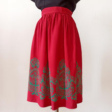 Charger l&#39;image dans la galerie, 1940s - Lovely Rouge Green Gab Rayon Skirt - W25 (64cm)
