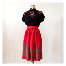 Laden Sie das Bild in den Galerie-Viewer, 1940s - Lovely Rouge Green Gab Rayon Skirt - W25 (64cm)
