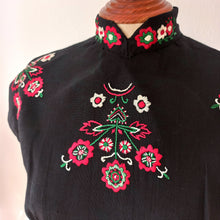 Charger l&#39;image dans la galerie, 1940s - Stunning Hand Embroidered Linen Blouse - W30 (76cm)
