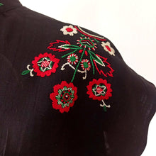 Charger l&#39;image dans la galerie, 1940s - Stunning Hand Embroidered Linen Blouse - W30 (76cm)
