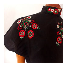 Charger l&#39;image dans la galerie, 1940s - Stunning Hand Embroidered Linen Blouse - W30 (76cm)
