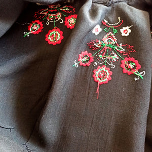 1940s - Stunning Hand Embroidered Linen Blouse - W30 (76cm)