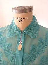 Laden Sie das Bild in den Galerie-Viewer, 1950s - DEADSTOCK - French Blue Nylon Blouse - Sz. 48
