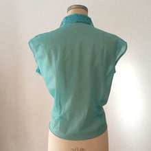 Laden Sie das Bild in den Galerie-Viewer, 1950s - DEADSTOCK - French Blue Nylon Blouse - Sz. 48
