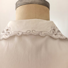 Laden Sie das Bild in den Galerie-Viewer, 1940s 1950s - MARY, Austria - Lovely White Cotton Blouse - W32 (82cm)
