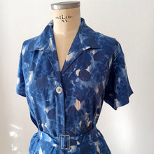 Laden Sie das Bild in den Galerie-Viewer, 1950s 1960s - DEADSTOCK - Gorgeous French Abstract Cotton Dress - W43 (110cm)
