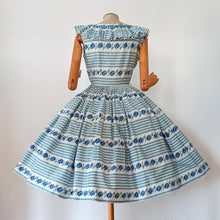 Cargar imagen en el visor de la galería, 1950s - LE SIGNE DE PARIS, France - Spectacular Roseprint Dress - W28 (72cm)
