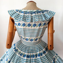 Carica l&#39;immagine nel visualizzatore di Gallery, 1950s - LE SIGNE DE PARIS, France - Spectacular Roseprint Dress - W28 (72cm)
