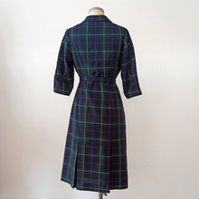 Carica l&#39;immagine nel visualizzatore di Gallery, 1950s 1960s - Gorgeous Tartan Wool Belted Dress - W34 (86cm)
