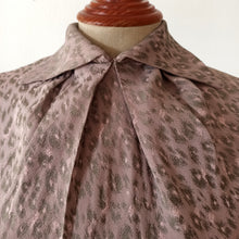 Charger l&#39;image dans la galerie, 1940s - Stunning Antique Pink Leopard Effect Dress - W30 (76cm)
