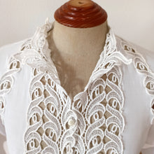 Charger l&#39;image dans la galerie, 1950s - Exquisite White Rayon Blouse - Sz. 42
