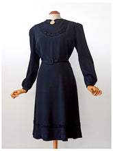 Charger l&#39;image dans la galerie, 1930s - Stunning Black Rayon Silk Dress - W29 (74cm)
