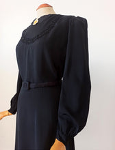 Charger l&#39;image dans la galerie, 1930s - Stunning Black Rayon Silk Dress - W29 (74cm)
