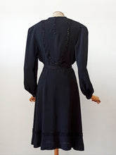 Charger l&#39;image dans la galerie, 1930s - Stunning Black Rayon Silk Dress - W29 (74cm)
