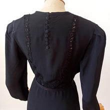 Charger l&#39;image dans la galerie, 1930s - Stunning Black Rayon Silk Dress - W29 (74cm)
