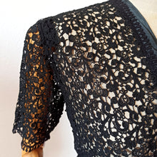 Charger l&#39;image dans la galerie, 1940s - Superb Black Cotton Lace Blouse - W35 (90cm)
