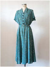 Cargar imagen en el visor de la galería, 1940s - Spectacular German Teal Silk Printed Dress - W39 (100cm)
