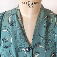 Cargar imagen en el visor de la galería, 1940s - Spectacular German Teal Silk Printed Dress - W39 (100cm)
