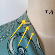 Cargar imagen en el visor de la galería, 1940s - Spectacular German Teal Silk Printed Dress - W39 (100cm)
