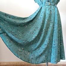 Cargar imagen en el visor de la galería, 1940s - Spectacular German Teal Silk Printed Dress - W39 (100cm)
